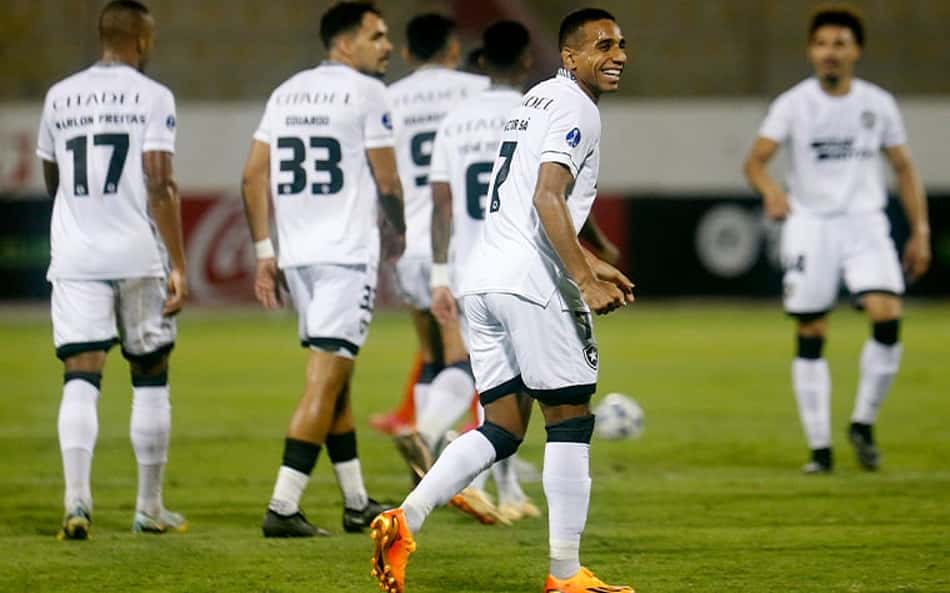 Botafogo abre boa vantagem, leva susto, mas vence o César Vallejo pela Sul-Americana