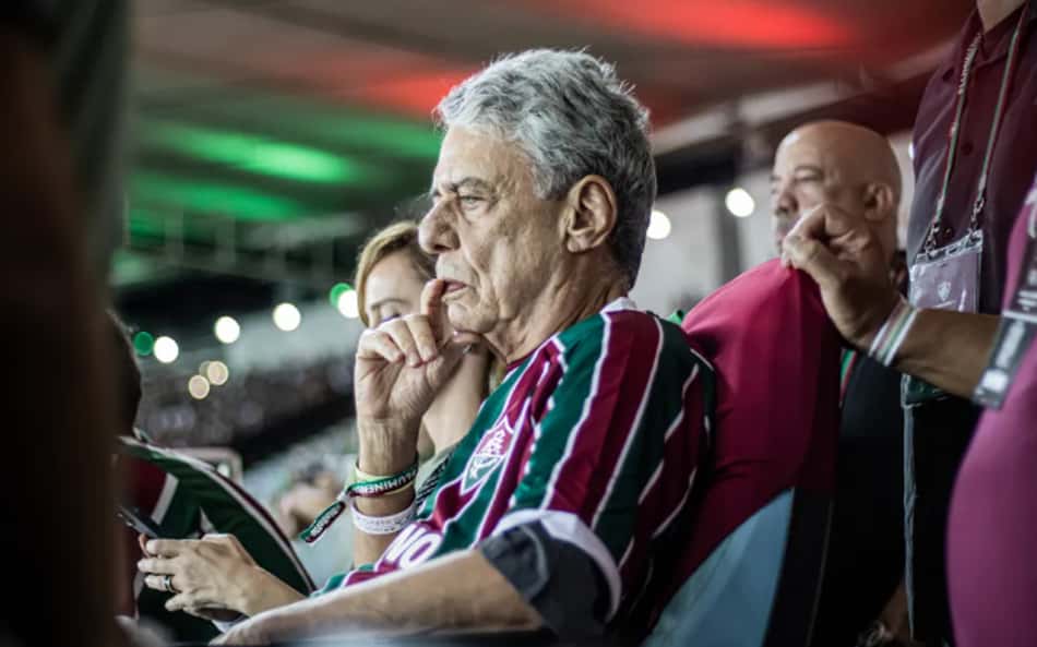 Chico Buarque marca presença em clássico entre Fluminense e Vasco no Maracanã