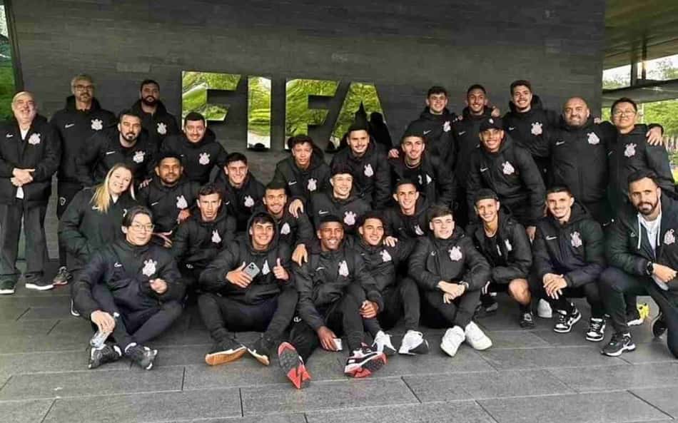 Corinthians elimina o Liverpool, mas perde final de forma inusitada e fica com o vice da Fifa Youth Cup