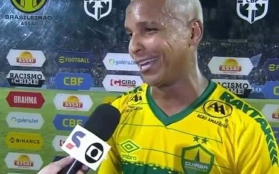 Após vitória, Deyverson viraliza com depoimento 'sincerão' e 'repreende' torcedores do Cruzeiro: 'Coisa feia'