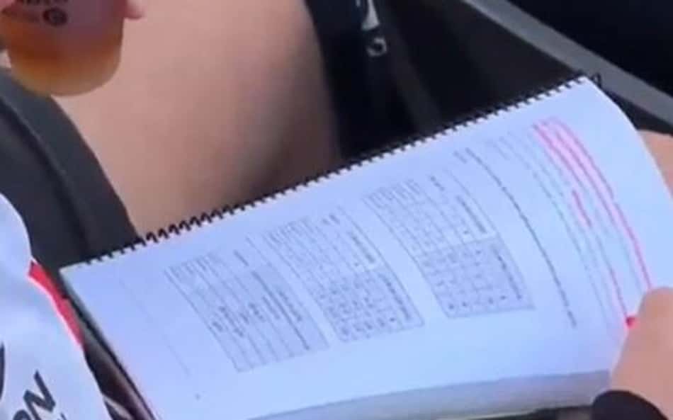 Garoto viraliza ao 'estudar' no estádio durante River x Boca; confira