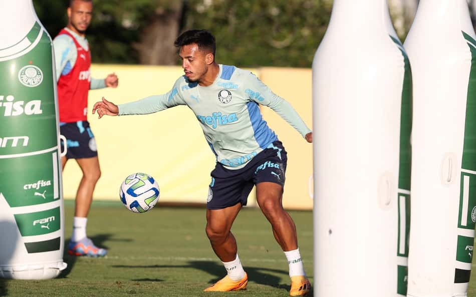 Gabriel Menino comenta amadurecimento no Palmeiras e destaca relação com Zé Rafael: 'É um pai para mim'