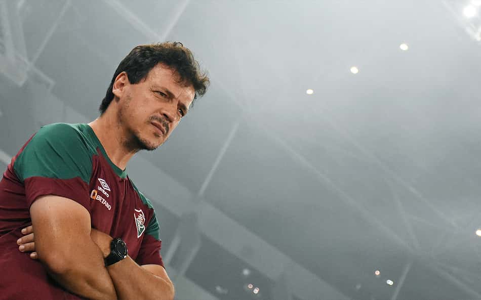 Fernando Diniz se irrita com arbitragem e é expulso após derrota do Fluminense