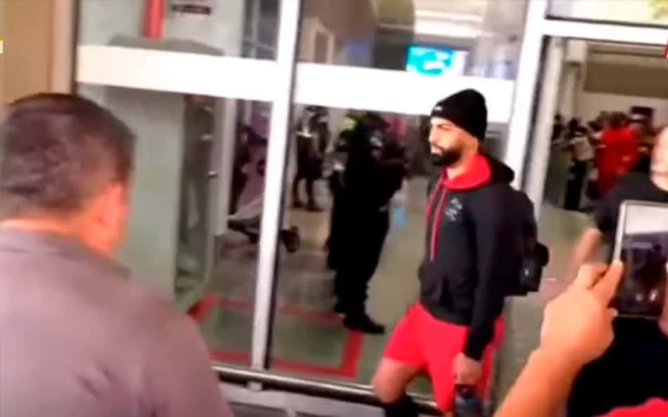 Torcedores do Flamengo protestam em retorno do time ao Rio; Vidal e Gabigol são alvos