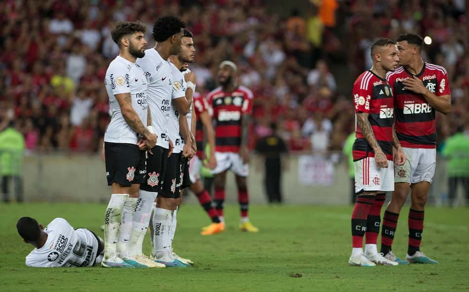 ATUAÇÕES: Zaga do Corinthians falha em momento crucial, e Yuri Alberto 'treme' na derrota contra o Flamengo