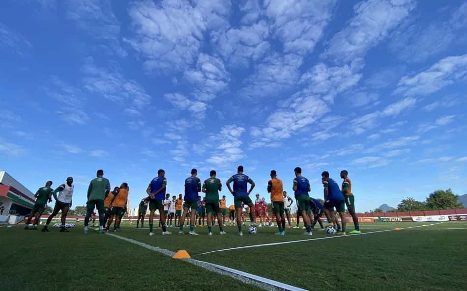 Torcedores do Fluminense discutem melhor estratégia para encarar altitude e evitar desgaste