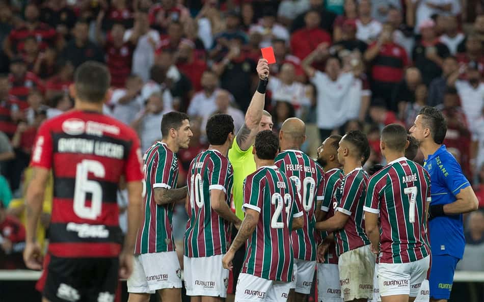 VÍDEO: CBF divulga áudios do VAR de Fluminense x Flamengo em lances de expulsão de Felipe Melo e pisão de Gabigol em Ganso