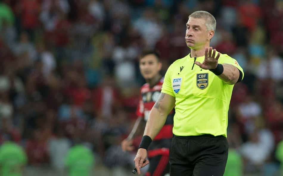 Jornalistas não perdoam Daronco em Fluminense x Flamengo: 'Ex-árbitro em atividade'