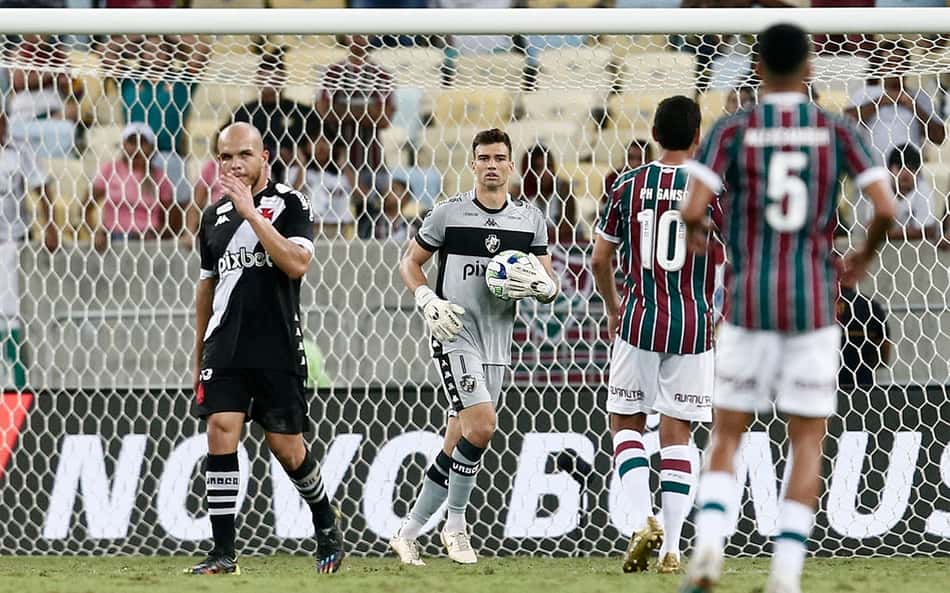 São Léo Jardim: goleiro do Vasco coleciona grandes defesas e faz fiéis vascaínos pedirem perdão