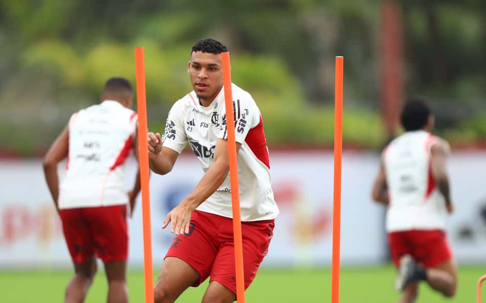 Victor Hugo agrada Sampaoli e fala sobre adaptação em mudança de função no Flamengo: 'Consigo fazer bem'