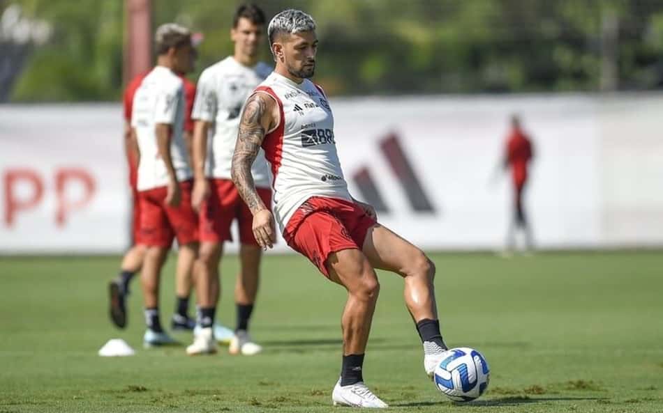 Arrascaeta será reavaliado pelo Flamengo antes de viagem para jogo da Libertadores