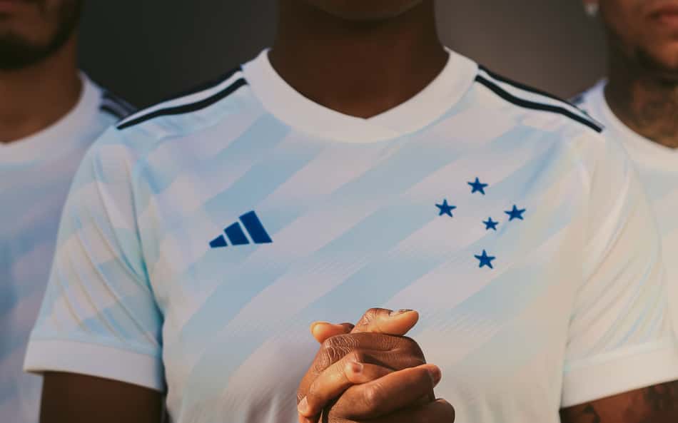 Com participação de músicos brasileiros e homenagem à Tríplice Coroa, Cruzeiro lança segundo uniforme de 2023