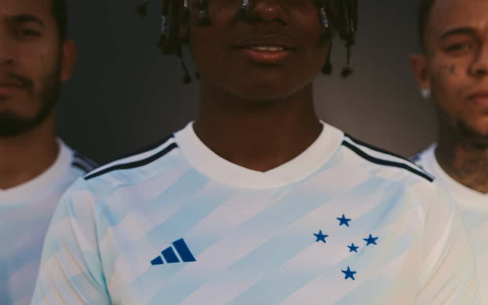 Cruzeiro divulga imagens do segundo uniforme de 2023; veja