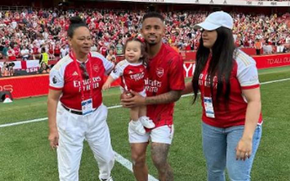 Mãe de Gabriel Jesus se acerta com nora e encerra relação conturbada, diz jornal
