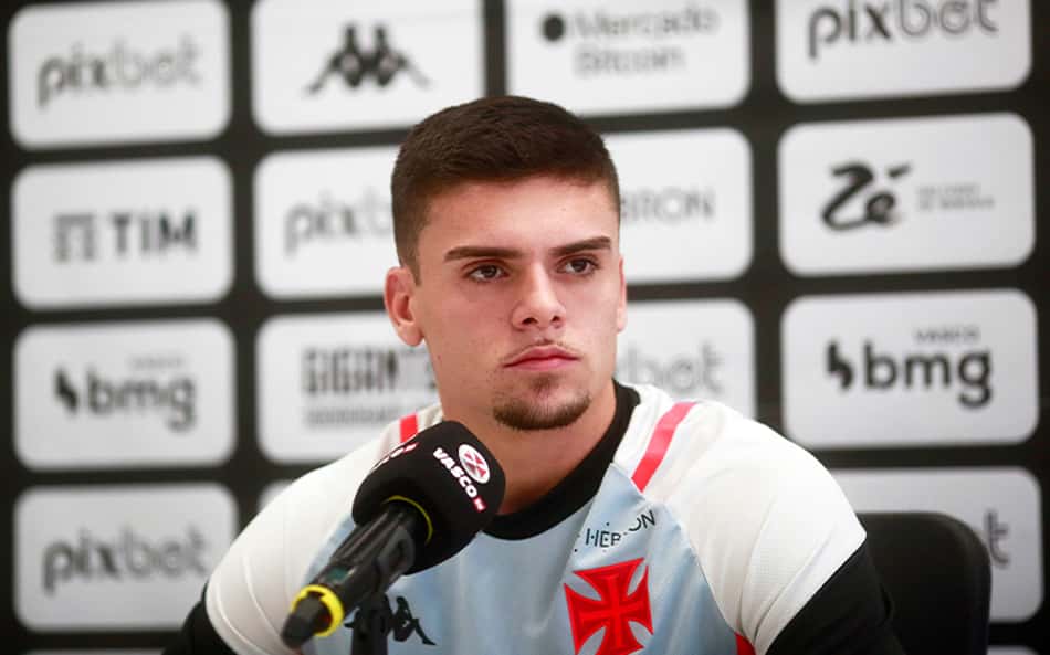 Gabriel Pec dando entrevista coletiva