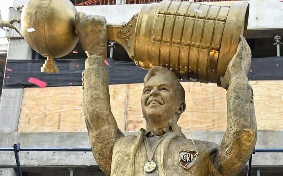Estátua de Gallardo será modificada após polêmica por 'volume'