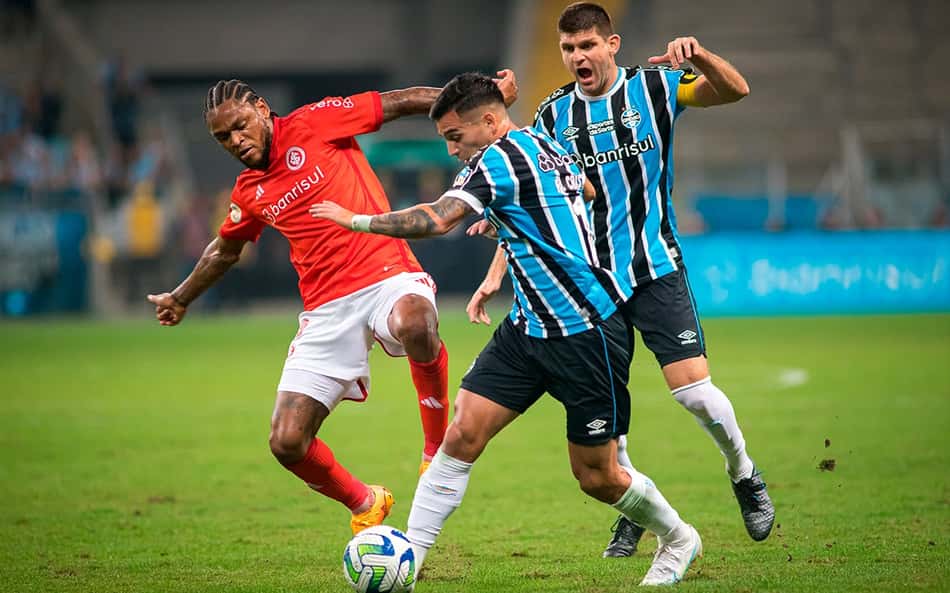 Ponto de encontro em títulos de Grêmio e Internacional recebe pintura em homenagem aos clubes; confira!