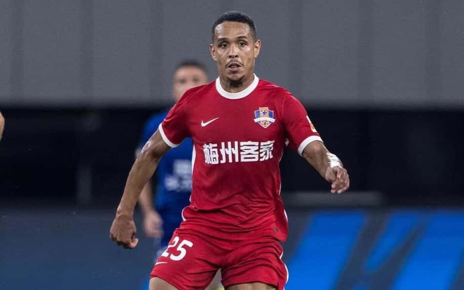 Rodrigo Henrique comemora vitória do Meizhou Hakka na Superliga Chinesa