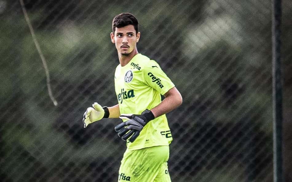 César Rodrigues assina contrato profissional com o Palmeiras