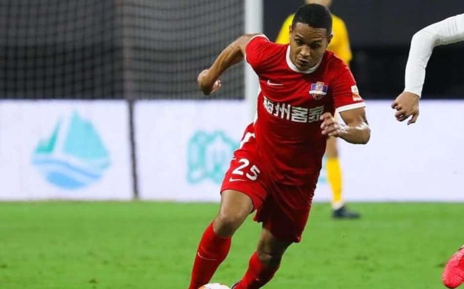 Atacante brasileiro, do Meizhou Hakka, da China, completa 200 jogos no exterior