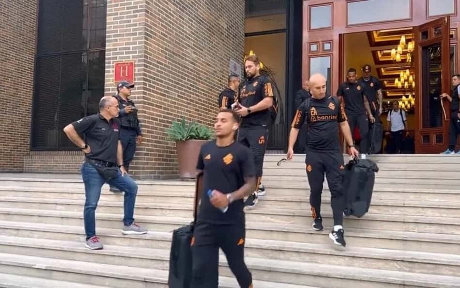 Funcionários de hotel recebem doação de mil dólares de jogadores e funcionários do Inter