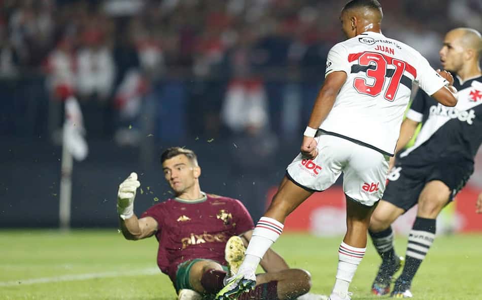 Léo Jardim demonstra preocupação em sequência negativa do Vasco: 'A evolução não tem sido suficiente'