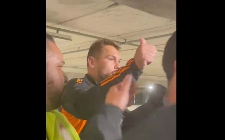 Preparador de goleiro do Inter é cobrado por torcedores na saída do Beira-Rio