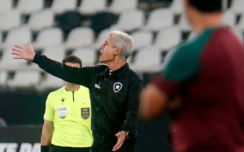 Luís Castro elogia jogadores do Botafogo após vitória diante do Fluminense: 'Foram competentes'