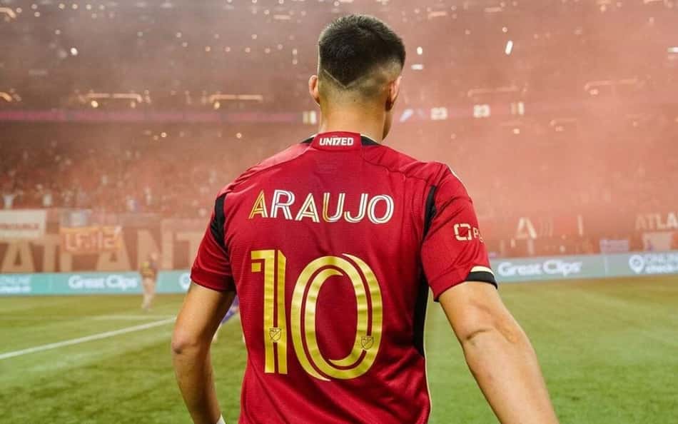 Pé quente! Luiz Araújo acompanha jogo do Flamengo e comemora vitória nas redes sociais