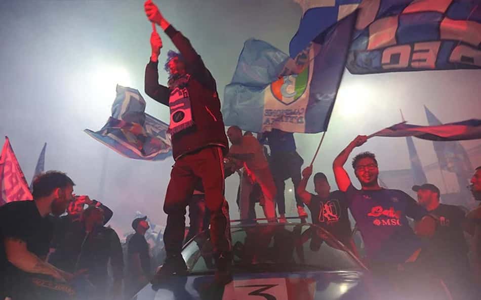 Torcida do Napoli faz a festa nas ruas da cidade; veja imagens da comemoração do título