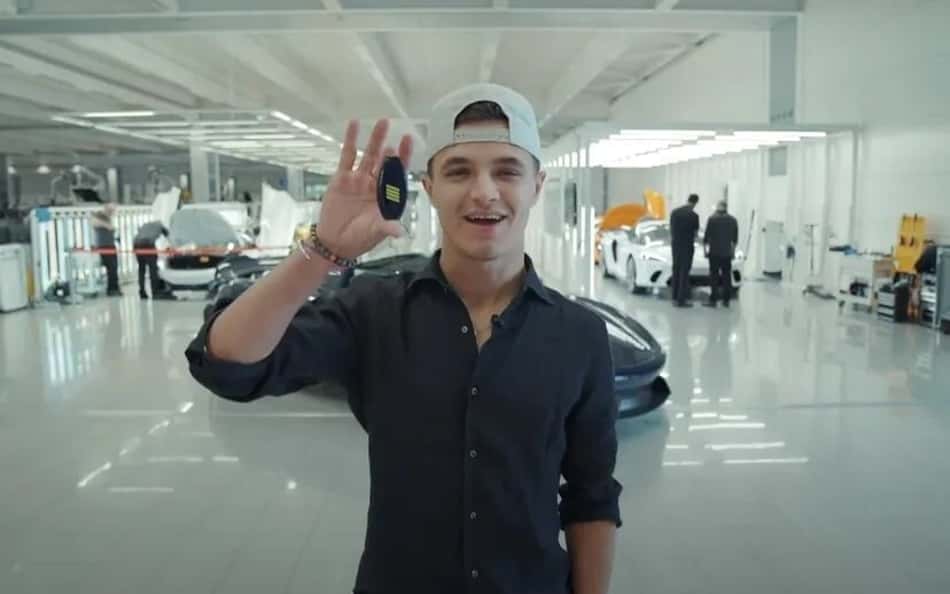 Lando Norris, da Fórmula 1, compra sua primeira McLaren com direito a autógrafo de CEO