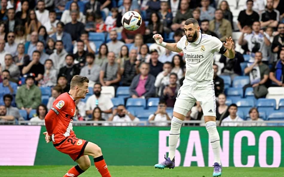 Benzema disputa jogo pelo Real Madrid machucado e passa por procedimento médico após partida