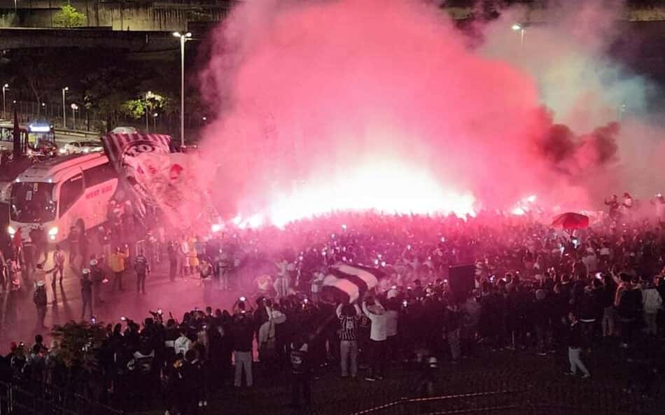 Com fogos e muito apoio, Fiel recepciona ônibus do Corinthians antes de jogo decisivo na Copa do Brasil
