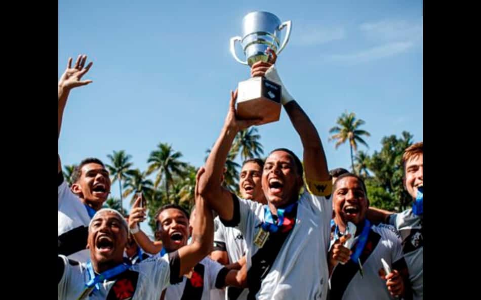 Em jogo movimentado, Vasco empata com Fluminense e recebe seu troféu da Taça Guanabara Sub-20