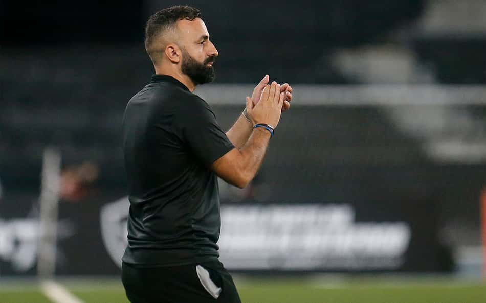 Vitor Severino valoriza vitória do Botafogo e fala sobre escalação: 'Não existe time reserva'