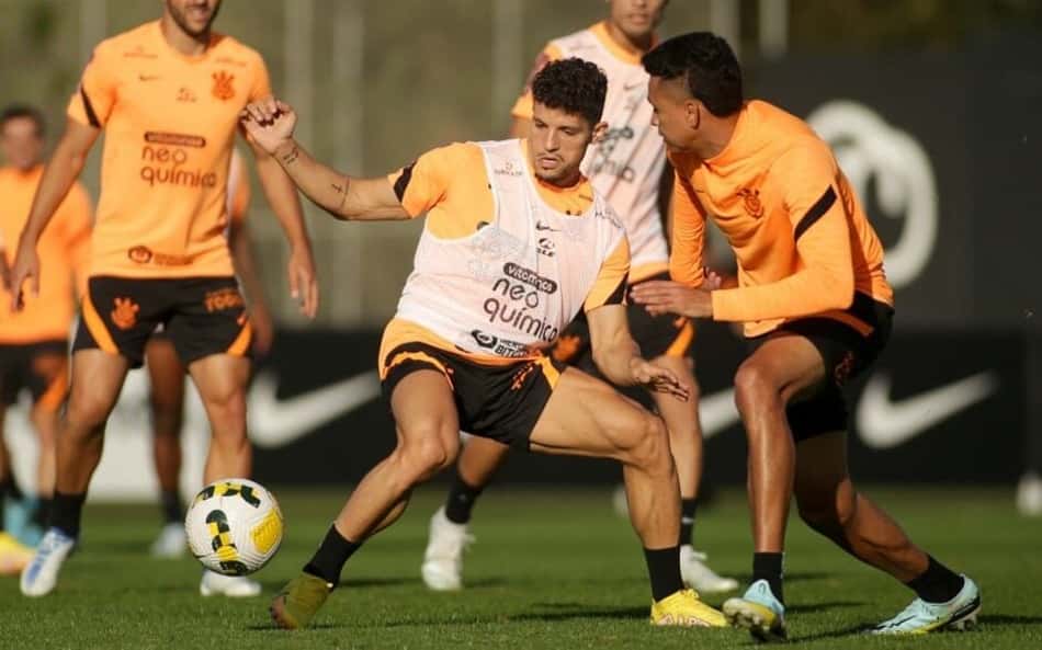 Dupla não é relacionada para o clássico contra o São Paulo e deve entrar na 'lista de corte' do Corinthians