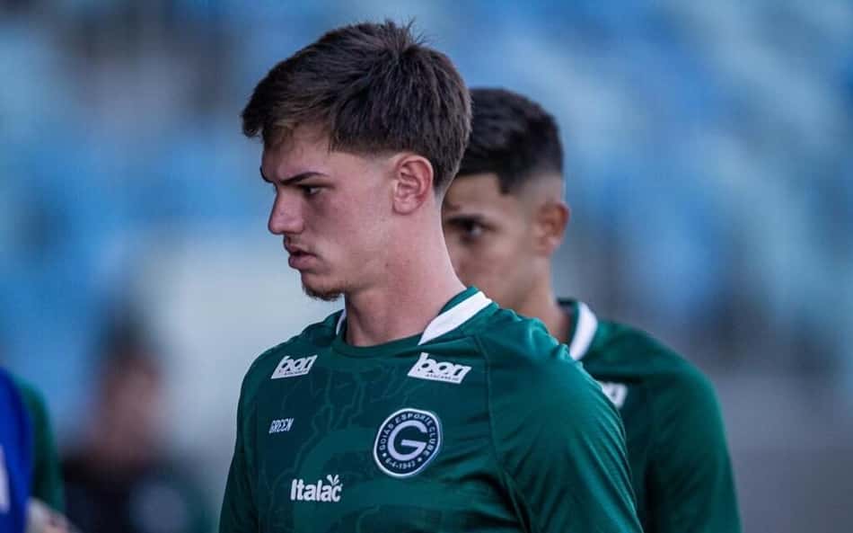 Zagueiro ex-Flamengo celebra boa fase pelo Goiás: 'É fruto de muito trabalho'