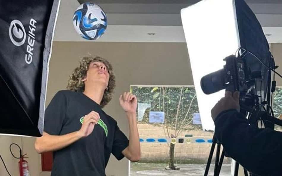 Influencer visita SporTV e 'arranca' palpite de narrador para o Fla x Flu da Copa do Brasil