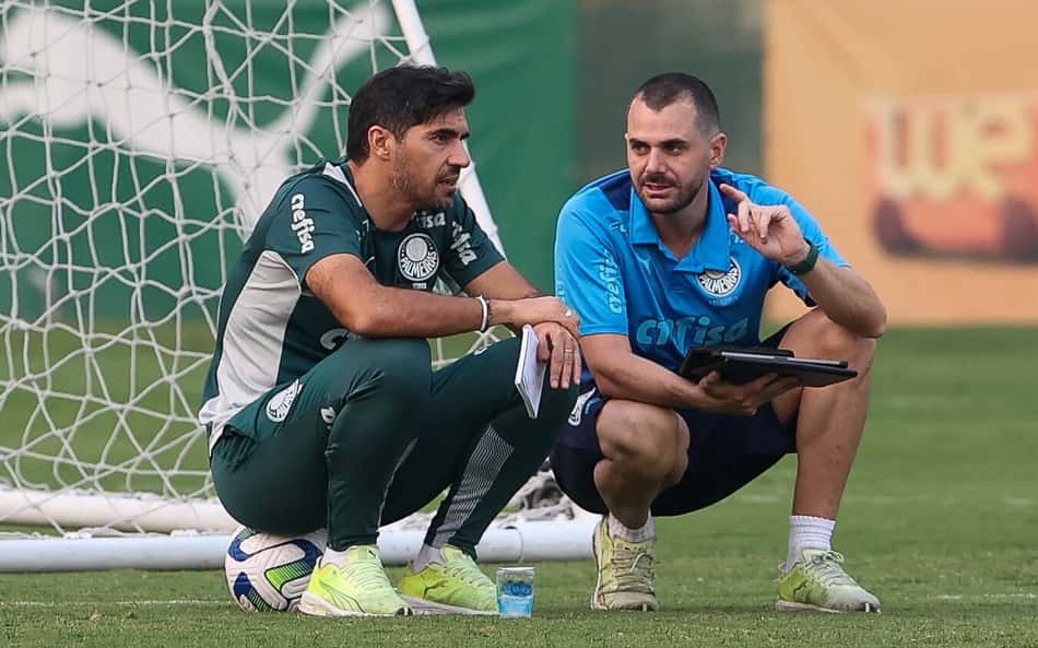 OLHAR DO PORCO: Torcida do Palmeiras apoia Abel Ferreira após episódio com repórter
