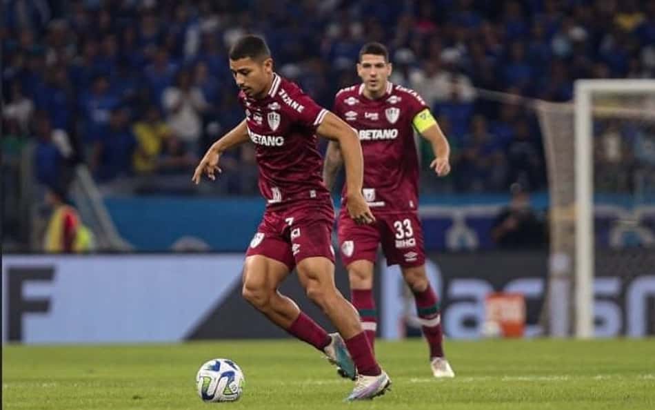 Árbitro de Cruzeiro x Fluminense justifica expulsão do volante tricolor André e cita soco na cabine do VAR