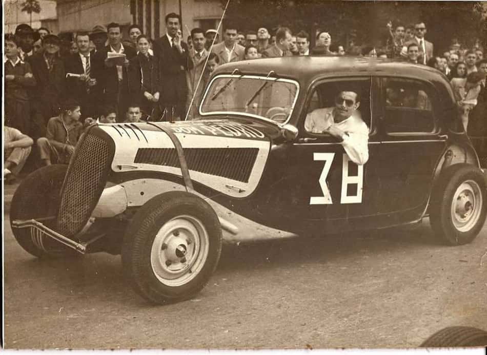 Antônio Pegoraro em corrida de rua nos anos 1950 com Citroën