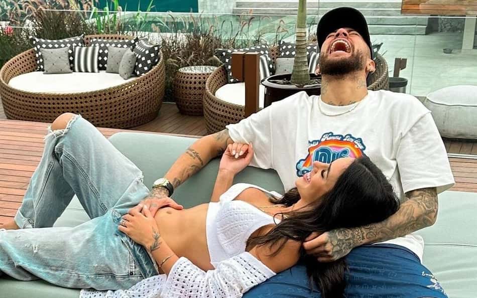 Namorada de Neymar recebe roupa de gigante brasileiro como presente para bebê do casal