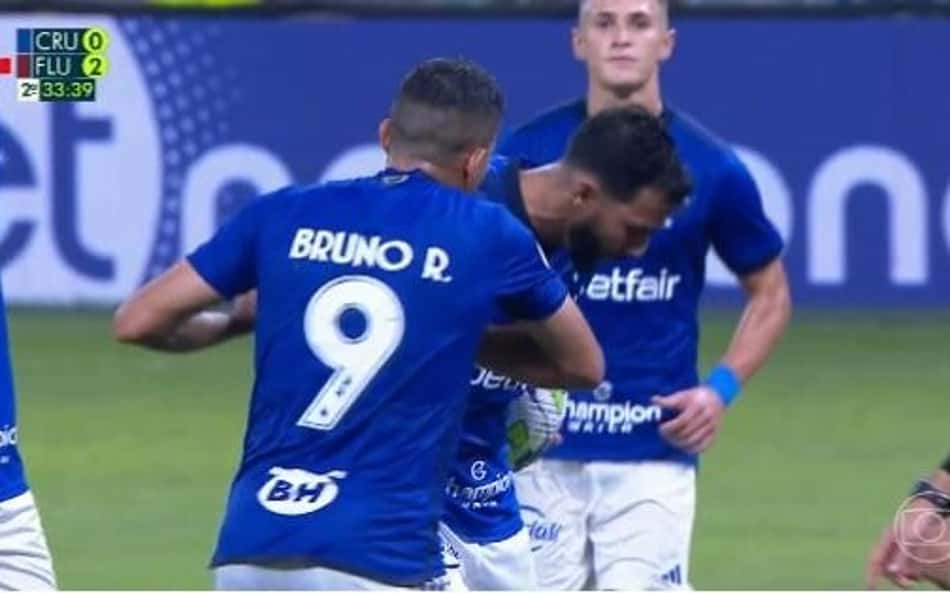 Roger Flores detona postura de jogador do Cruzeiro por briga em campo: 'Ficou feio'