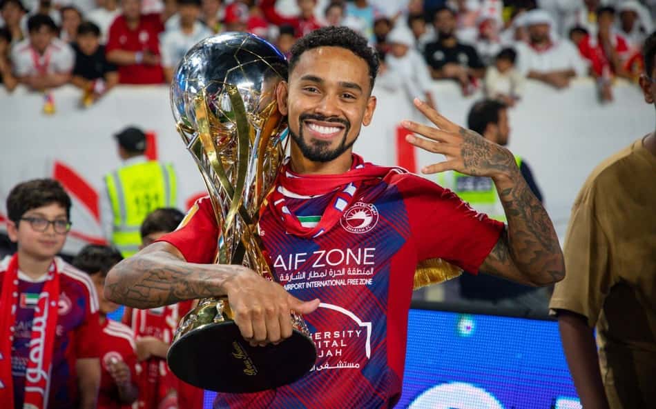 Caio Lucas celebra temporada nos Emirados Árabes: 'Não é todo dia que você volta com quatro troféus'