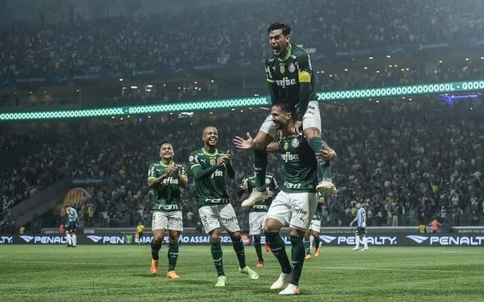 OLHAR DO PORCO: Em lua de mel com o time, torcida do Palmeiras vive maior jogo do ano no Allianz Parque