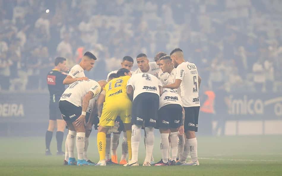 Torcedores do Corinthians elegem vilão em eliminação na Libertadores: 'Saia do meu time'