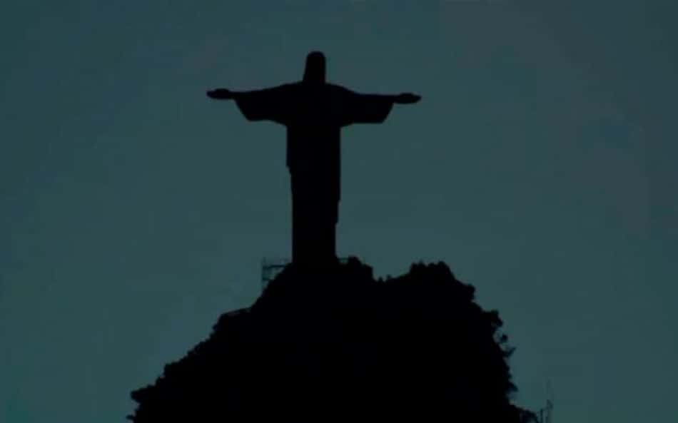 Luzes do Cristo Redentor são apagadas em solidariedade a Vini Jr; jogador responde