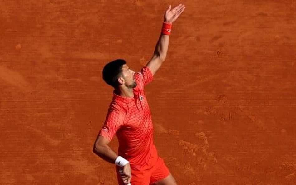 Djokovic se irrita com a quadra, mas vence em Roma