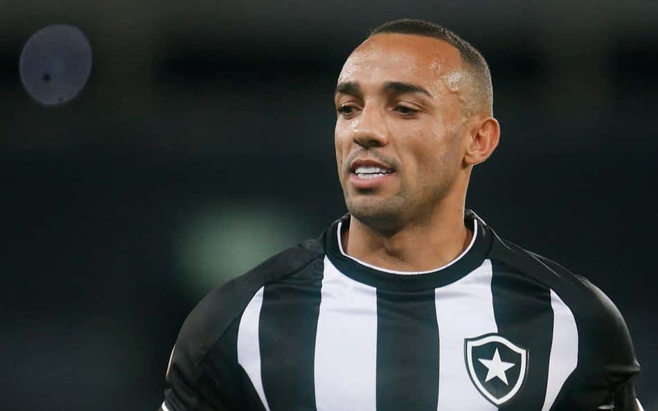 Lateral do Botafogo condena racismo, exalta momento vitorioso da equipe e fala sobre Seleção Brasileira