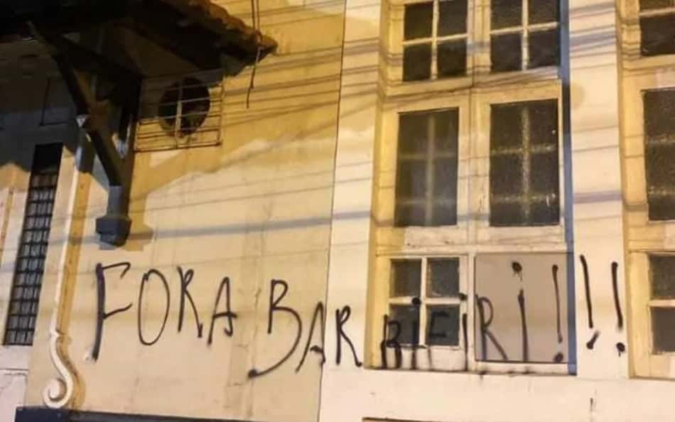 'Fora Barbieri': torcedores do Vasco picham muro de São Januário após derrota
